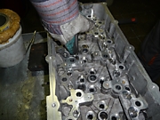 Процесс установки направляющих втулок клапанов на дизельном моторе